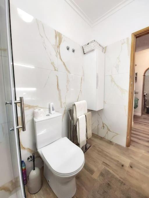 Cozy Apartment Near The Beach In Costa De Caparica Bagian luar foto