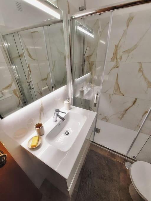 Cozy Apartment Near The Beach In Costa De Caparica Bagian luar foto